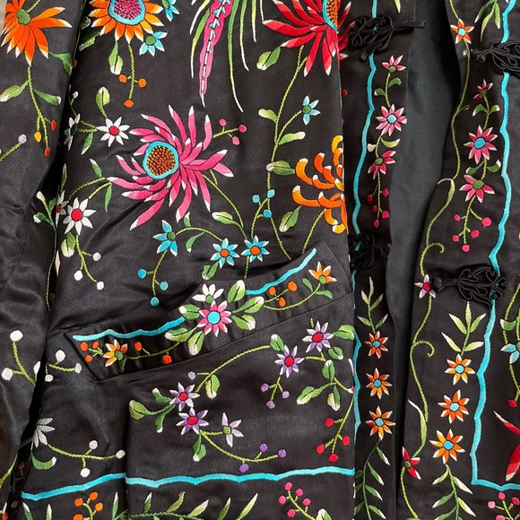 Vintage 1940s-1960s era Plum Blossoms Black Silk Chinese Embroidered Jacket - Picture 3 of 4